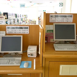1F 図書室 市立図書館検索機（画像）